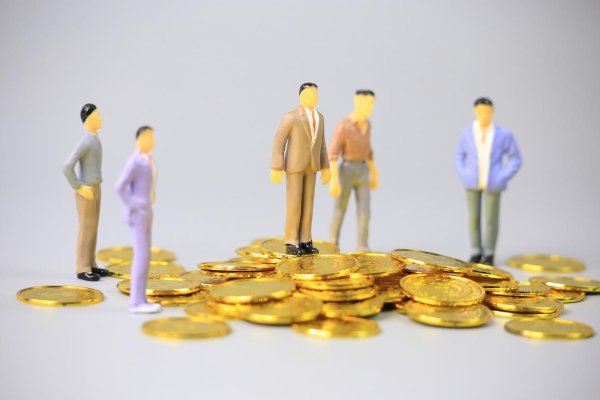 股票配资的 黄金暴涨下的投资禁忌：普通人避坑指南