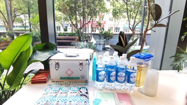 个人场外配资 四处消暑纳凉点，定格高温下的上海街头